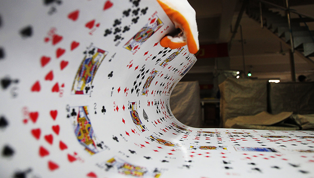 业绩下滑董高监接连减持 姚记扑克转型又遇阻？