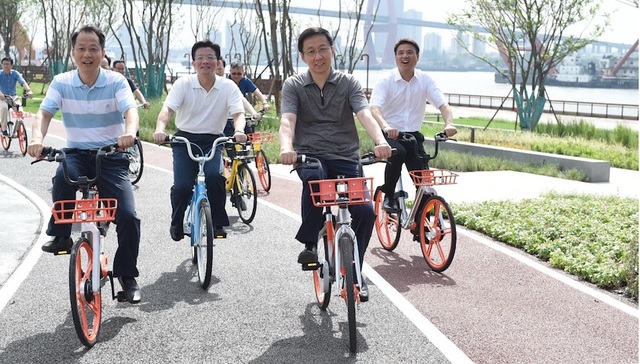 路遇骑共享单车的政治局委员 是怎样一种体验？
