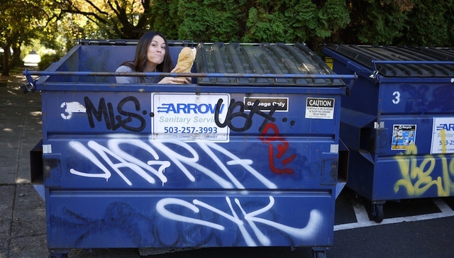 【天下奇闻】美国女子靠吃男同事剩饭省钱旅行 八个月节约20万