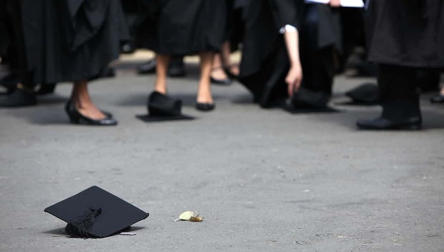 毕业就背债5.7万英镑 这是英国贫困大学生面临的现实