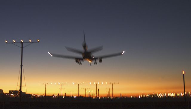 男子闯驾驶舱中国乘客参与搏斗 西雅图飞北京航班返航