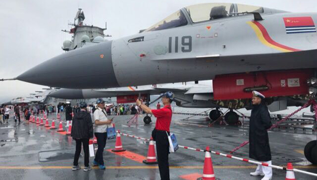 台湾游客专程来港参观辽宁舰：机会难得！