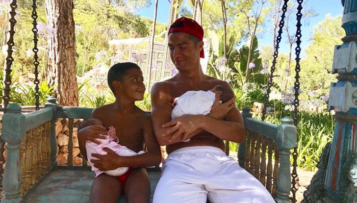 【体育明星日常】英媒揭C罗双胞胎秘密 张继科登台再展歌喉