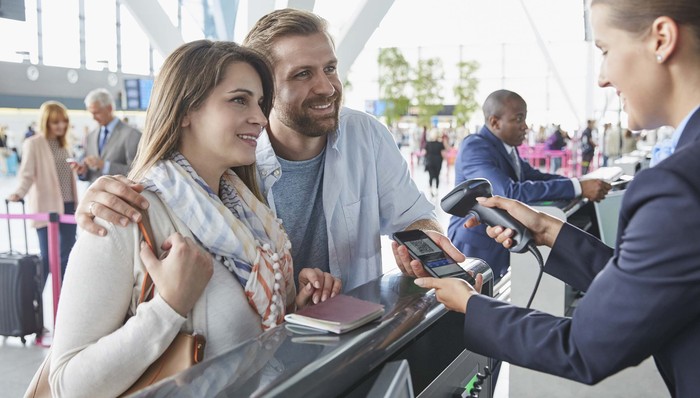自助乘机更方便 为什么乘客还是愿意选择面对面人工服务？