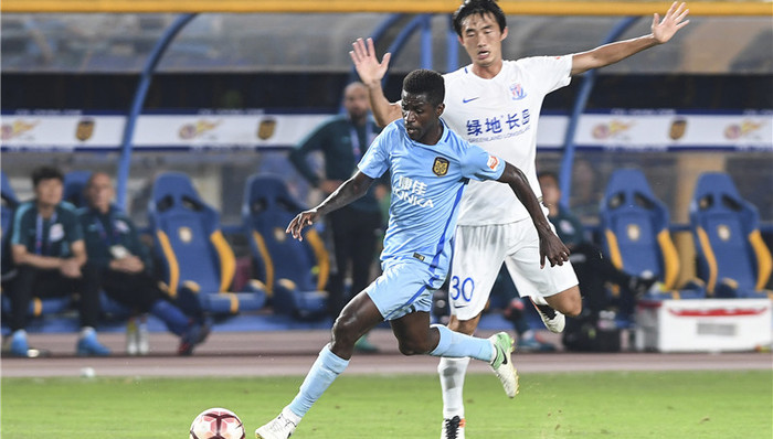 【体育晚报】中国足协公示球员代理费 足球场违法行为不断惹非议