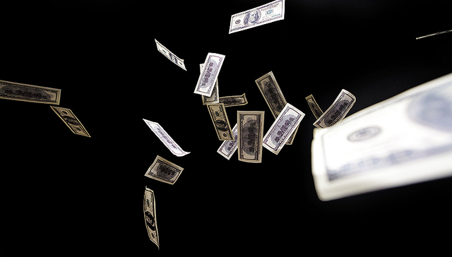 A股尾盘跳水主力加速出逃 金融股再度扮演“护盘使者”