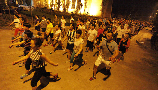 代际差异,暴走,暴走团,代际关系,广场,先进,全民公敌,全民健身,错峰,城市空间