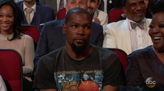 【体育明星日常】杜威“恩怨”再遭调侃 詹皇现身夏联引围观