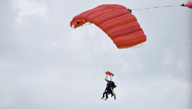 澳洲双人跳伞事故两人坠亡 教员有30年经验曾跳伞万次