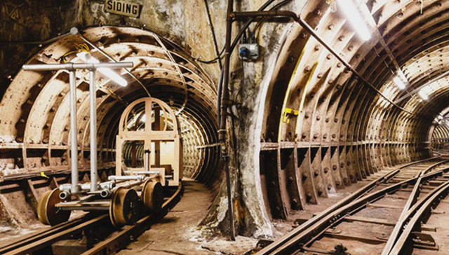 乘坐无人车 在地下20米的隧道里去看看英国邮政旧时的模样