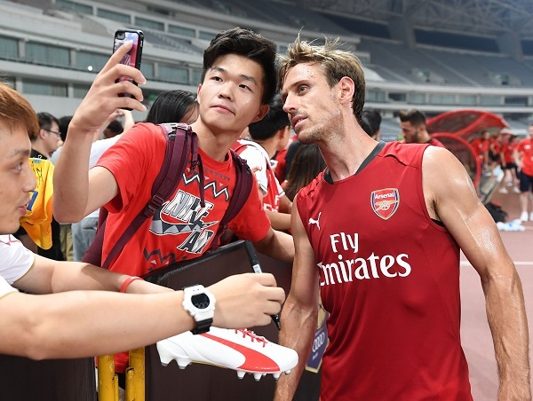 阿森纳携手拜仁夜战上海滩 热身赛前豪门球员疯狂“卖脸”