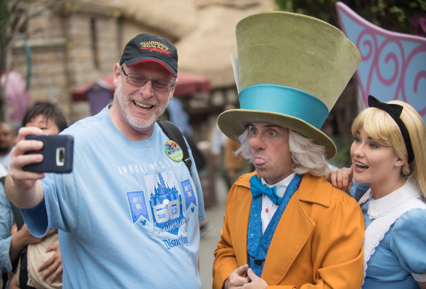 5年连续游玩迪士尼2024次 他是真正的迪士尼英雄