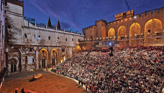 在阿维尼翁 作为社会纽带的戏剧艺术正向所有人张开怀抱