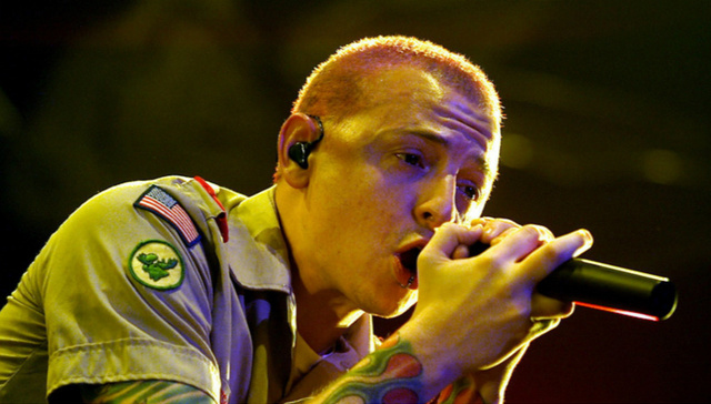 【逝者】林肯公园乐队主唱查斯特·贝宁顿家中自缢身亡 年仅41岁