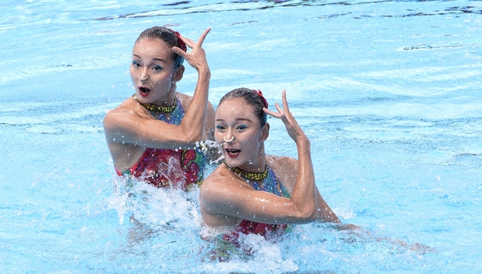 天鹅之舞：蒋文文、蒋婷婷姐妹的蜕变力量