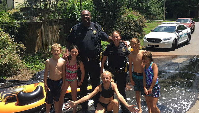 邻居报警投诉庆典，警察来了却玩疯了……