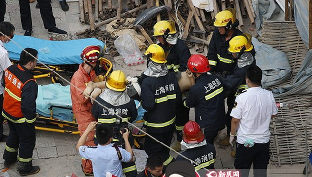 上海嘉定楼房倒塌现场救出3人 其中2人不幸身亡