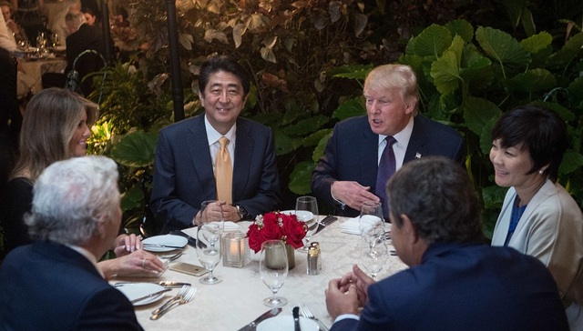 不想和特朗普闲聊 安倍夫人假装不懂英语？