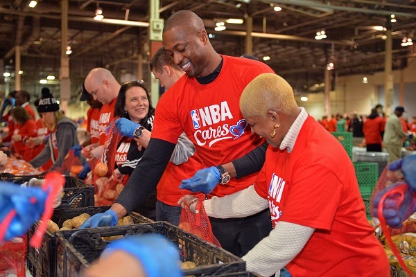 【体育晚报】韦德荣膺名人堂人类精神奖 U20女排世锦赛中国夺冠