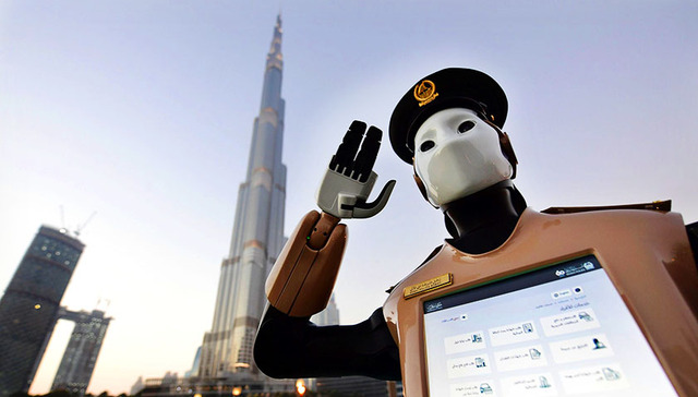 【工业之美】既能维护治安也能“搭讪”美女 机器人警察将占迪拜警力的四分之一