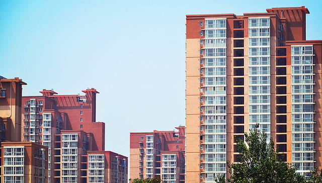 【财经24小时】北京二手房交易量暴跌 上半年上海居民人均可支配收入最高