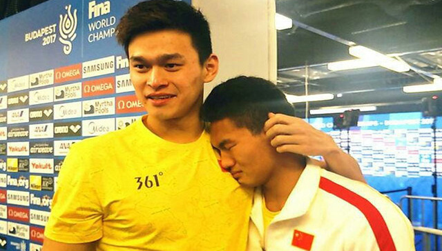 徐嘉余孙杨相拥痛哭：杨哥，以后我要和你一起“扛把子”