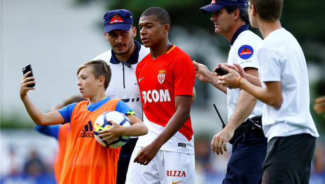 【体育明星日常】别人家孩子9岁就拿赞助 两亿姆巴佩也有“儿皇梦”