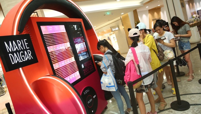 美妆自动贩卖机来了  柜台小姐要小心自己的工作了