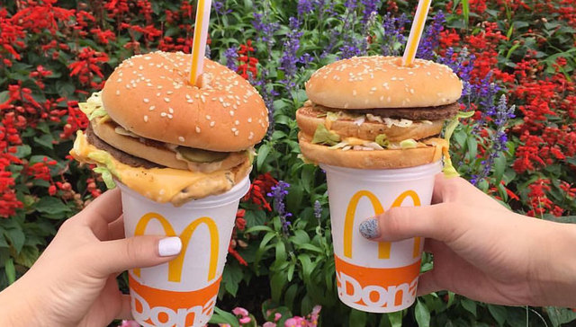 日本正流行用可乐吸管插汉堡？？？