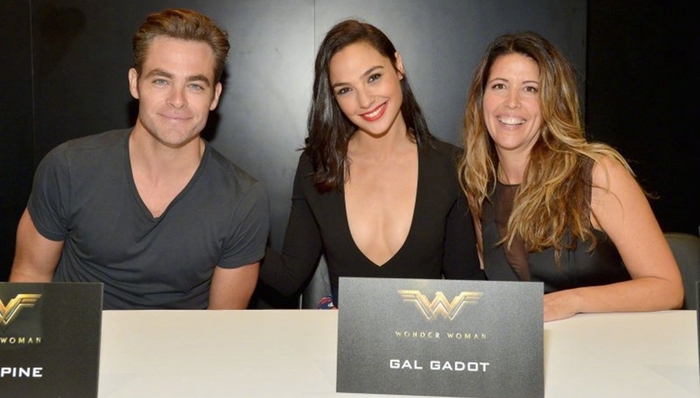 【文娱早报】华纳有意助推《神奇女侠》角逐奥斯卡 YouTube官方确认将与Google Play Music合并