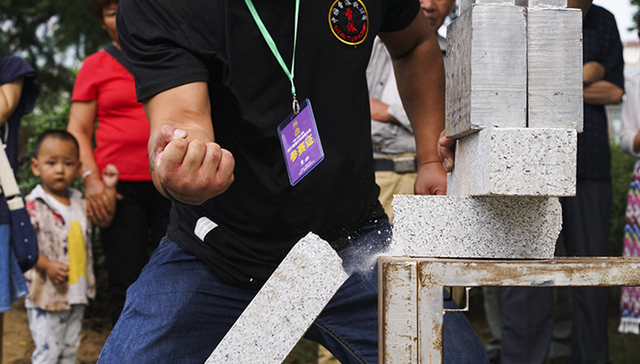 无遮大会上的铁砂掌高手：没人像裘千仞那样练插砂