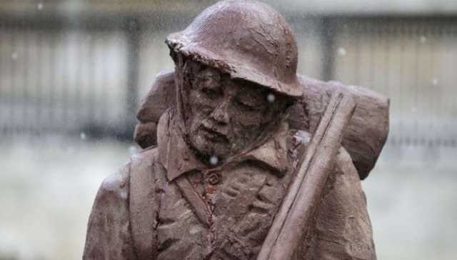 为了纪念100年前那场惨烈的战争 伦敦广场上多了一个遇水融化的泥像