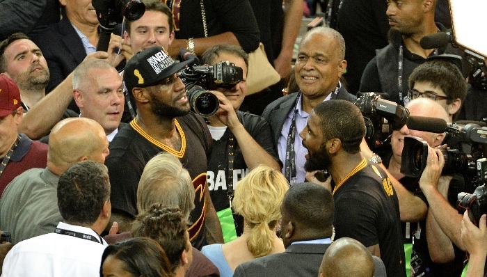 【体育明星日常】库里恶搞模仿詹姆斯训练 欧文在一旁乐坏了