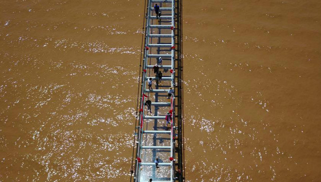 【图集】横跨黄河的透明玻璃桥：全长210米 离地10米高