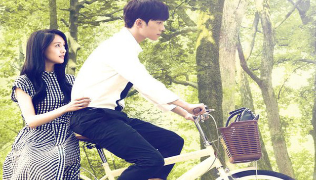 情侣边骑车边接吻，结果女生磕断了6颗牙