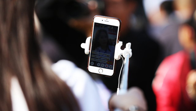 网络直播,直播生活,新媒体,现实的残酷,女主播,桔梗,广告态度,生活方式,边界,朋友