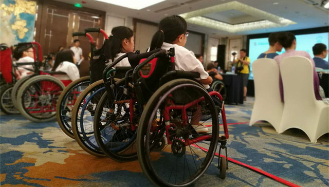 “瓷娃娃”求学难：54%的人被拒收过 过半家庭与学校签过免责协议