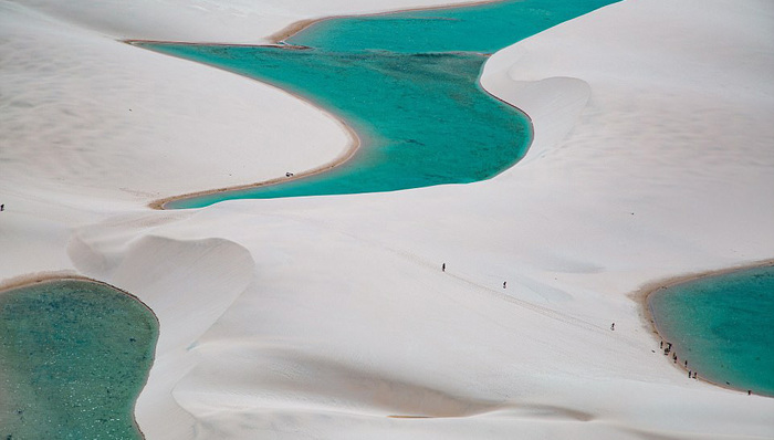 巴西的这片沙漠七八月变身沙滩 遍布泻湖泳池