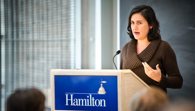 这本小说试图回答这样一个问题：弟弟是恐怖分子 姐姐该如何生活？