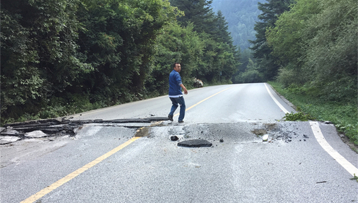 地震类型,四川九寨沟,发震构造,火花海,地震震源深度,地震活动,地震震中,地震专家,地震监测,块体