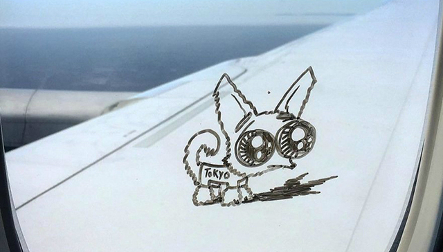 当艺术家坐飞机选到了靠窗位置。。。