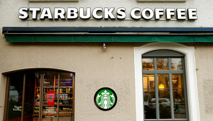 美国星巴克实在太多了  以至于经常自己打自己