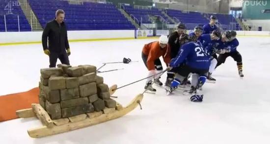 而后，他们研读了史料，发现需要在雪橇底部洒上水，做润滑的作用。当雪橇的阻力减小，石块也就更容易推动了。