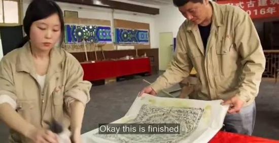 之后再描绘上面的图案，必须画的一模一样，保持最严密的一致性。