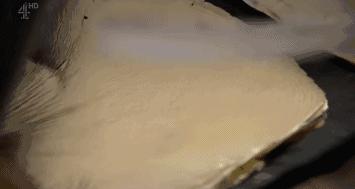 师傅们修复天花板