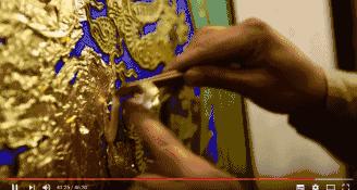 故宫的修复工作需要超过1000多万片金箔。现在有机器帮忙压制，不过据称在古时候，都是由工人一点点用锤子砸出来的。