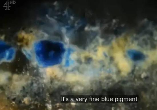 显微镜下的蓝色颜料