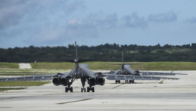 美国称关岛轰炸机已做好随时战斗准备