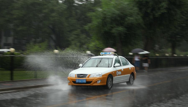 暴雨来袭北京 首都机场出现大面积航班延误或取消