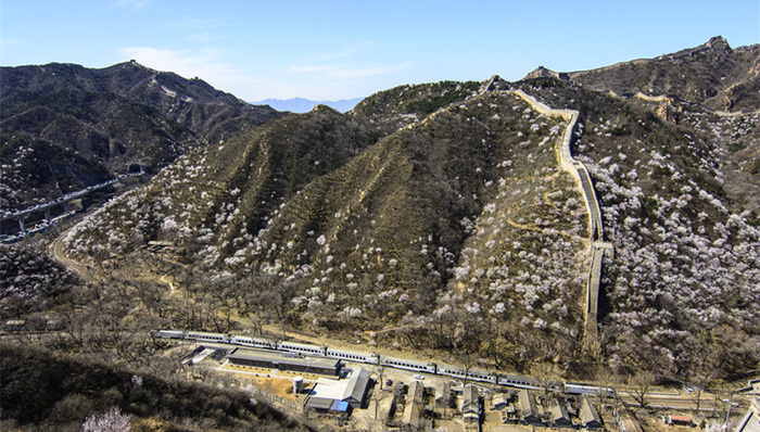 长城下 有一座世界最深的高铁站